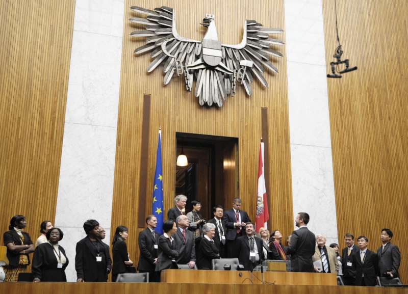 Blick Richtung Veranstaltungsteilnehmer.  Mr. William Paul Angrick II- International Ombudsman Institute (9 .v.li.), Dr. Peter Kostelka - Volksanwalt (3.v.re.)