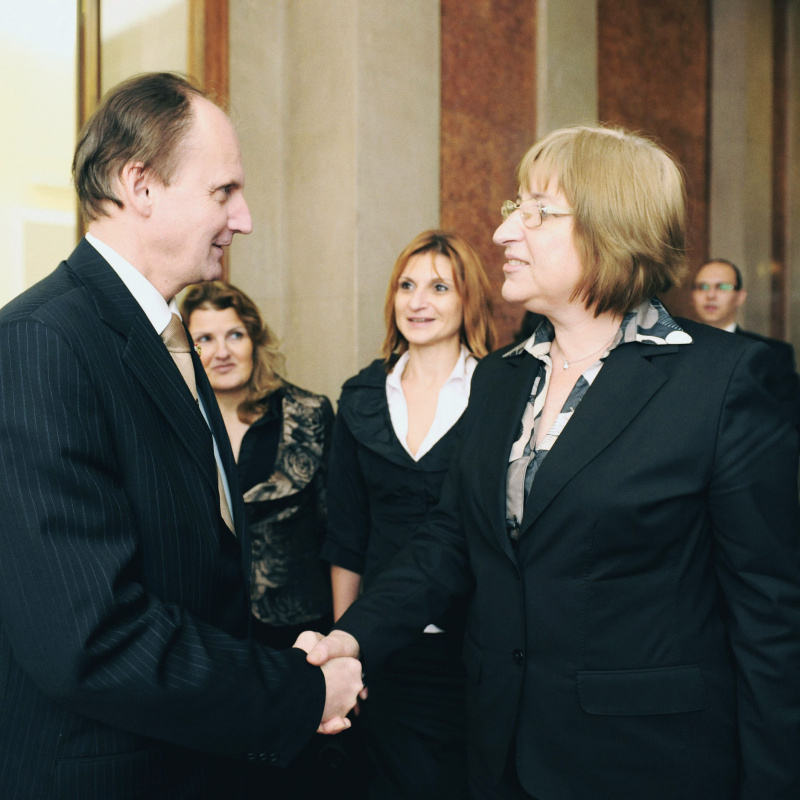 v.li. Erwin Preiner - Bundesratspräsident begrüß Tsetska Tsacheva - Präsidentin der bulgarischen Nationalversammlung. Im Hintergrund Dr.in Alice Alsch-Harant - Parlamentsdirektion und zwei VeranstaltungsteilnehmerInnen