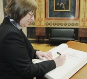 Tsetska Tsacheva - Präsidentin der bulgarischen Nationalversammlung beim Eintrag in das Gästebuch