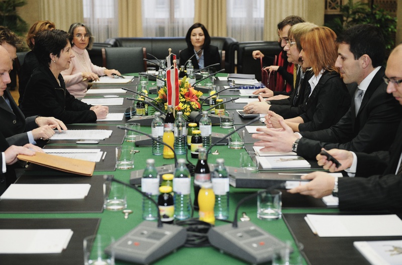 linke Bildhälfte: österreichische Delegation Mag.a Barbara Prammer - Nationalratspräsidentin (3.v.re.) ; Veranstaltungsteilnehmerin. rechte Bildhälfte: bulgarische Delegation mit Tsetska Tsacheva (4.v.re)