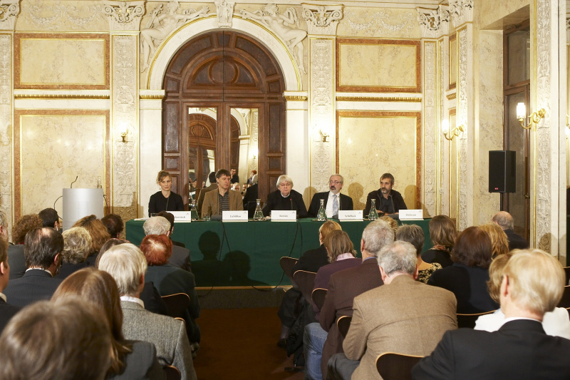 am Podium v.li.: Mag.a Saskia Stachowitsch, Ao. Univ.-Prof. Dr. Albert Lichtblau, Univ.-Prof.in Dr.in Eva Kreisky, Dr. Günther Schefbeck, Mag. Gerhard Milchrahm