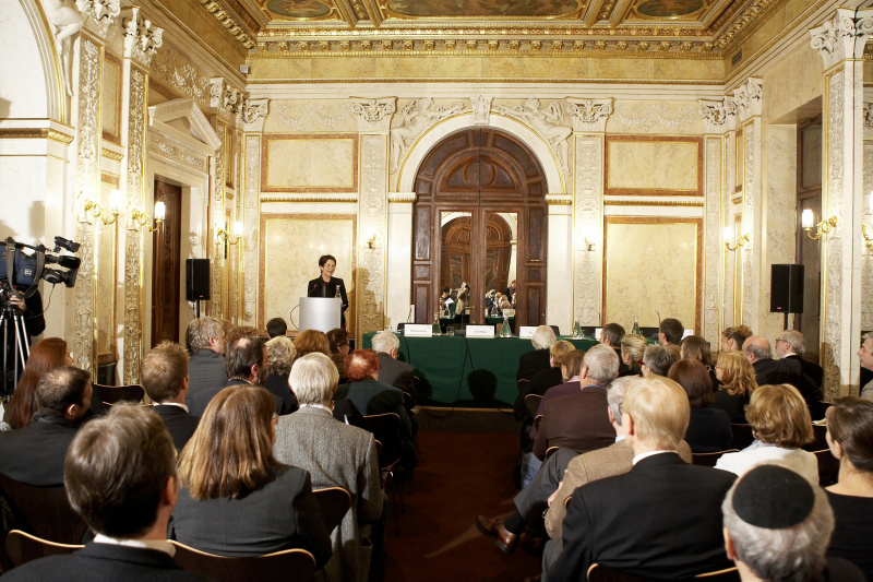 Mag.a Barbara Prammer - Nationalratspräsidentin am Rednerpult.