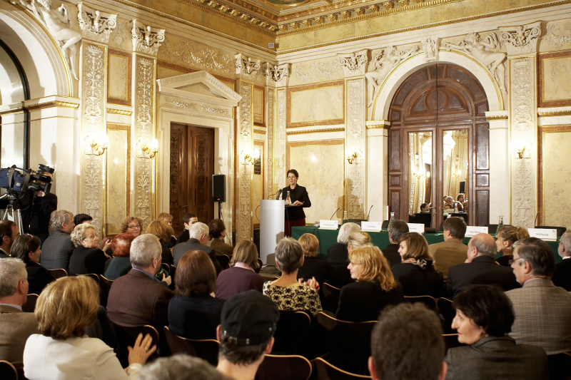 Mag.a Barbara Prammer - Nationalratspräsidentin am Rednerpult.