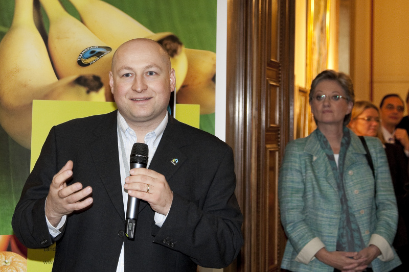 Mag. Hartwig Kirner - Geschäftsführer von FAIRTRADE Oesterreich . Im Hintergrund Claudia Schmied - Unterrichtsministerin