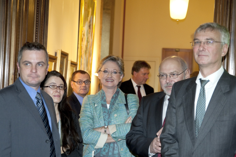 v.li. Peter Michels - Parlamentsdirektion, Veranstaltungsteilnehmerin, Dr. Claudia Schmied - Bundesministerin für Unterricht, Kunst und Kultur; Reinhard Tod - Bundesrat und Elmar Podgorschek - Bundesrat