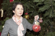 Mag. Barbara Prammer - Praesidentin des Nationalrates vor dem Weeihnachtsbaum.