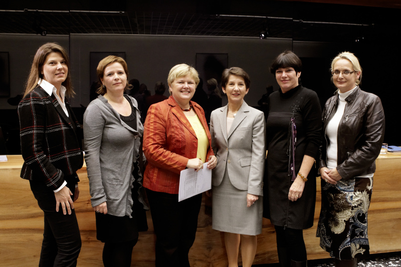 v.li.: Martina Schenk - Nationalratsabgeordente des BZÖ,Mag. Judith Schwentner - Nationalratsabgeordente der Grünen, Dorothea Schittenhelm - Nationalratsabgeordente der ÖVP, Nationalratspräsidentin Mag. Barbara Prammer, Mag. Gisela Wurm - Nationalratsabgeordente der SPÖ und  Carmen Gartelgruber - Nationalratsabgeordente der FPÖ