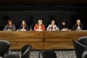 Podium von links: Mag.Judith Schwentner - Grüne, Martina Schenk - BZÖ, Dorothea Schittenhelm - ÖVP, Nationalratspräsidentin Mag. Barbara Prammer, Mag.Gisela Wurm - SPÖ und Carmen Gartelgruber - FPÖ