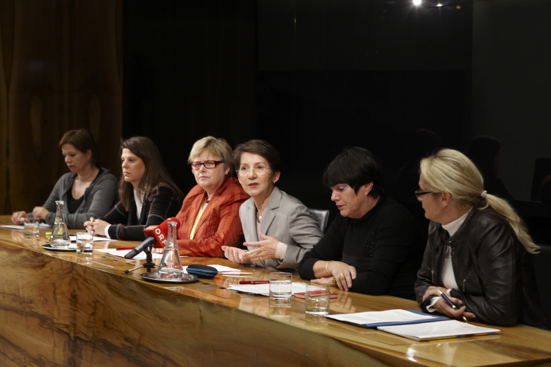 Podium von links: Mag.Judith Schwentner - Grüne, Martina Schenk - BZÖ, Dorothea Schittenhelm - ÖVP, Nationalratspräsidentin Mag. Barbara Prammer, Mag.Gisela Wurm - SPÖ und Carmen Gartelgruber - FPÖ