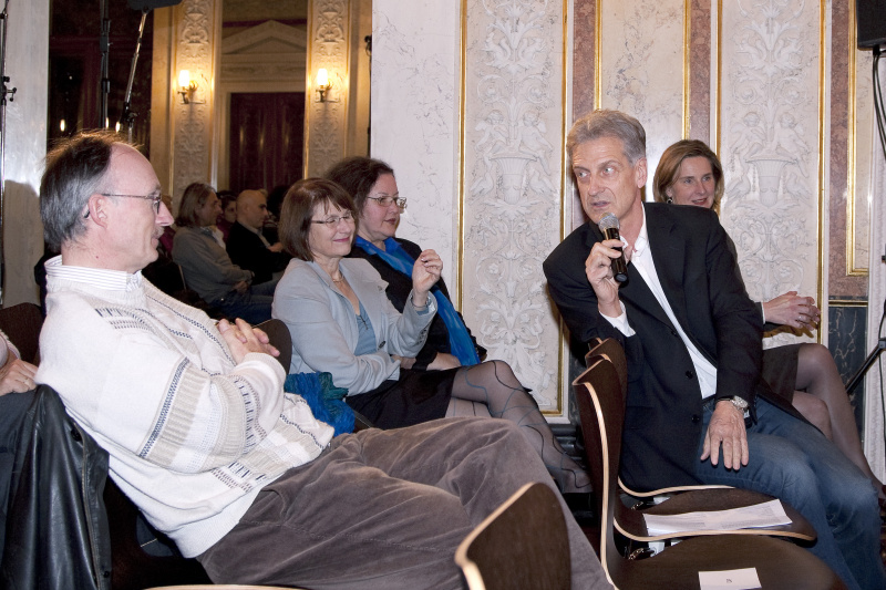 VeranstaltungsteilnehmerInnen und Josef Cap (2.v.re)