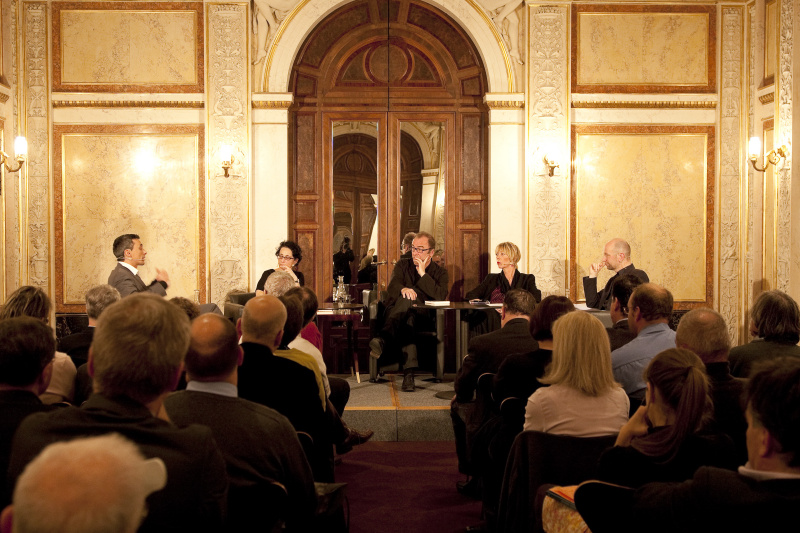 v.li. am Podium: Raul Zelik - Schriftsteller, Journalist und Politikwissenschaftler; Isolde Charim - Philosophin und Publizistin; Robert Menasse - Schriftsteller, Übersetzer und Essayist; Ulrike Ackermann - Politologin, Publizistin und Autorin und Peter Zimmermann - Ö1