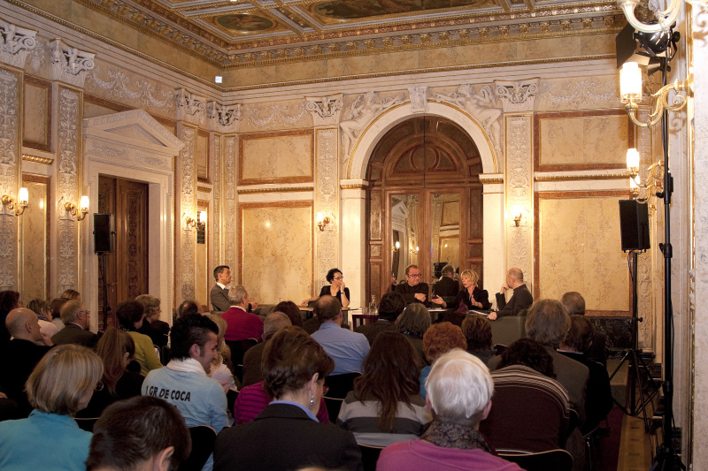 v.li. am Podium: Raul Zelik - Schriftsteller, Journalist und Politikwissenschaftler; Isolde Charim - Philosophin und Publizistin; Robert Menasse - Schriftsteller, Übersetzer und Essayist; Ulrike Ackermann - Politologin, Publizistin und Autorin; Peter Zimmermann - Ö1
