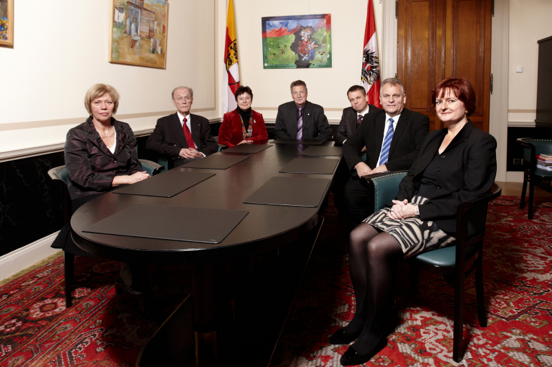von links: Bundesrätin Monika Mühlwerth (FPÖ), Bundesrat Albrecht Konecny (SPÖ),  Vizepräsidentin des Bundesrates  Mag. Susanne Neuwirth, Bundesratspräsident Peter Mitterer,Vizepäsident des Bundesrates Mag. Harald Himmer, Bundesrat Gottfried Kneifel ÖVP), Bundesratsdirektorin Dr. Susanne Bachmann.