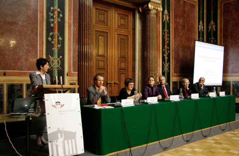 v.li. Mag.a Barbara Prammer; Univ.-Prof. Manfred Nowak - Ludwig Boltzmann Institut für Menschenrechte; Dr.in Michaela Moser -Vizepräsidentin des European Anti Poverty Networks; Mag.a Karin Tertinegg - Verein österreichischer Juristinnen; Peter Schwarz- ESRA - Psychosoziales Zentrum; Dr.in Friedrun Huemer - HEMAYAT Betreuungszentrum für Folter- und Kriegsüberlebende; Mag. Mustafa Akgün - Gesellschaft für bedrohte Völker