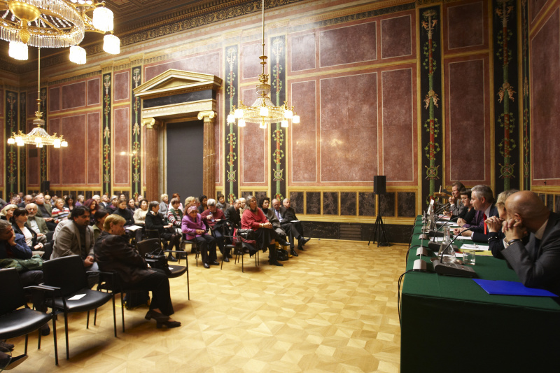Podium v.links: Univ.-Prof. Manfred Nowak, Dr.Michaela Moser, Mag.Karin Tertinegg, Peter Schwarz, Dr. Friedrun Huemer, Mag. Mustafa Akguen.
