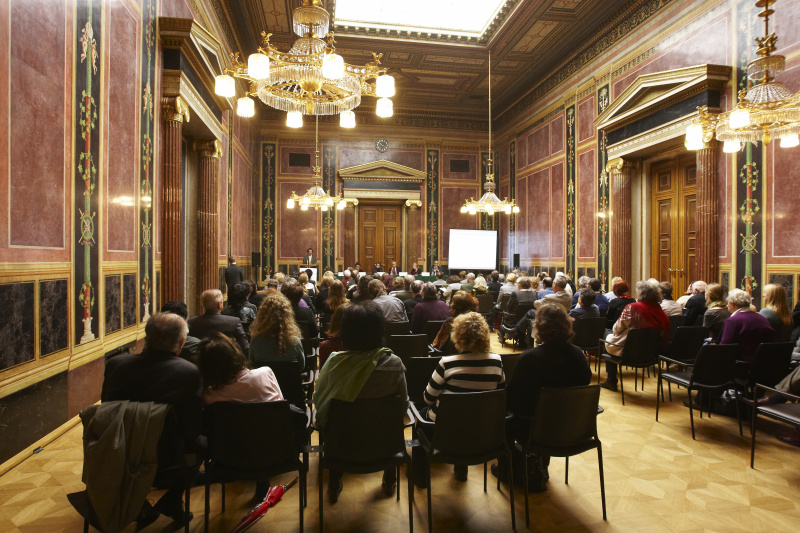 Univ.-Prof. Manfred Nowak am Rednerpult, Podium v.links: Dr.Michaela Moser, Mag.Karin Tertinegg, Peter Schwarz, Dr. Friedrun Huemer, Mag. Mustafa Akguen.