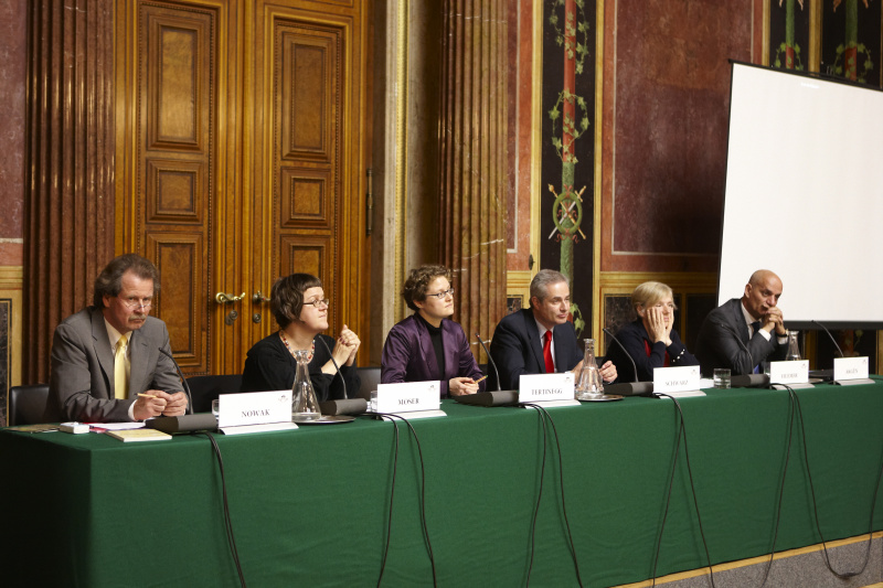 Podium v.links: Univ.-Prof. Manfred Nowak, Dr.Michaela Moser, Mag.Karin Tertinegg, Peter Schwarz, Dr. Friedrun Huemer, Mag. Mustafa Akguen.