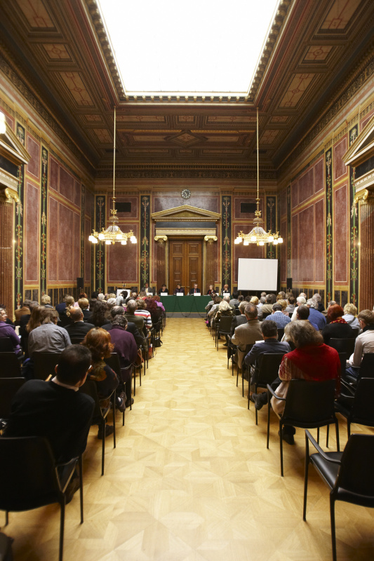 Univ.-Prof. Manfred Nowak am Rednerpult, Podium v.links: Dr.Michaela Moser, Mag.Karin Tertinegg, Peter Schwarz, Dr. Friedrun Huemer, Mag. Mustafa Akguen.