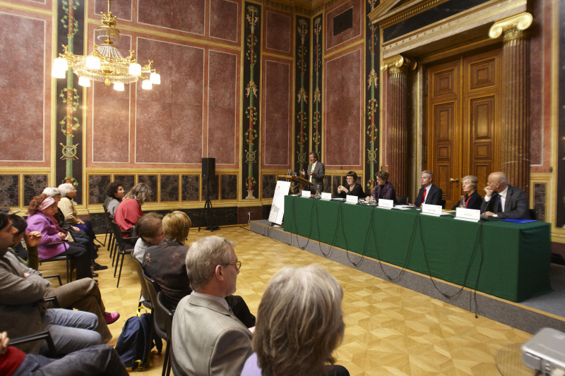 Univ.-Prof. Manfred Nowak am Rednerpult, Podium v.links: Dr.Michaela Moser, Mag.Karin Tertinegg, Peter Schwarz, Dr. Friedrun Huemer, Mag. Mustafa Akguen.