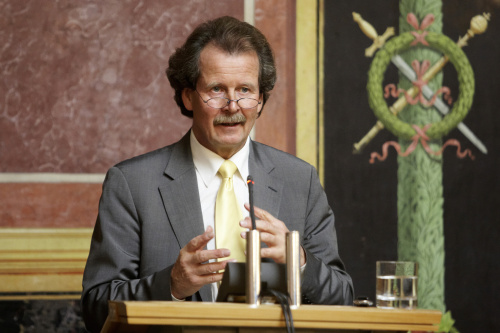 Univ.-Prof. Manfred Nowak am Rednerpult.