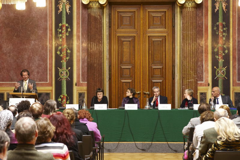 Univ.-Prof. Manfred Nowak am Rednerpult, Podium v.links: Dr.Michaela Moser, Mag.Karin Tertinegg, Peter Schwarz, Dr. Friedrun Huemer, Mag. Mustafa Akguen.