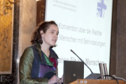 Mag. Marianne Schulze - unabhaengige Menschenrechtskonsulentin am Rednerpult