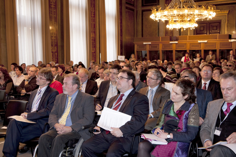 v.li. SC Mag. Manfred Pallinger - Bundesministerium für Arbeit, Soziales und Konsumentenschutz, Sektion IV; Dr. Klaus Voget - Präsident der OEAR; Pfr.  Mag.  Michael Chalupka - Präsident  des OEKSA; Mag. Marianne Schulze - unabhängige Menschenrechtskonsulentin