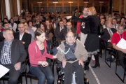 erste Reihe v.li. Anwalt für Gleichbehandlungsfragen für Menschen mit Behinderungen  Herbert Haupt, Veranstaltungsteilnehmerin und Dr. Franz-Joseph Huainigg