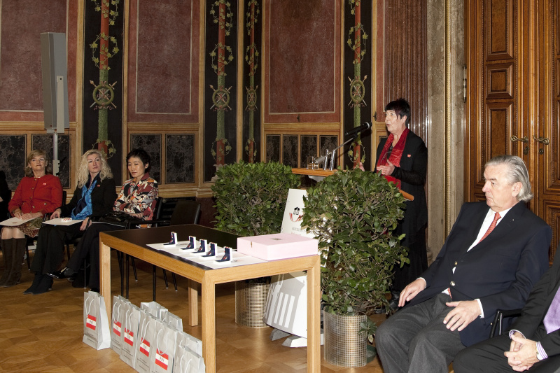 Generalsekretaerin Maria Hirsch - Oesterreichisch-Ugandische Freundschaftsgesellschaft am Rednerpult