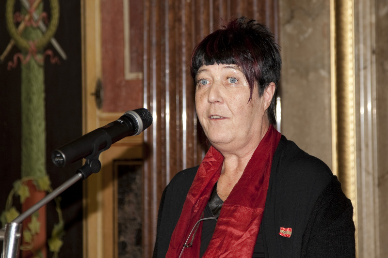 Generalsekretaerin Maria Hirsch - Oesterreichisch-Ugandische Freundschaftsgesellschaft am Rednerpult