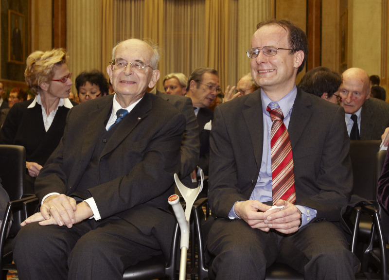 v.links: die Wissenschaftspreisträger 2009  Univ.Prof.Dr.DDr.h.c. Gerald Stourzh und  MMag. DDr. Hubert Sickinger