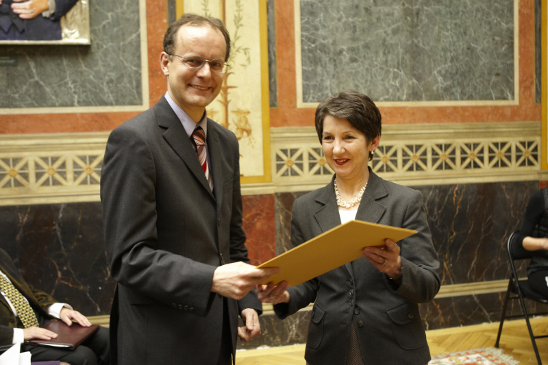 Ueberreichung des Wissenschaftspreises 2009 an MMag. DDr. Hubert Sickinger durch Nationalratspraesidentin Mag. Barbara Prammer