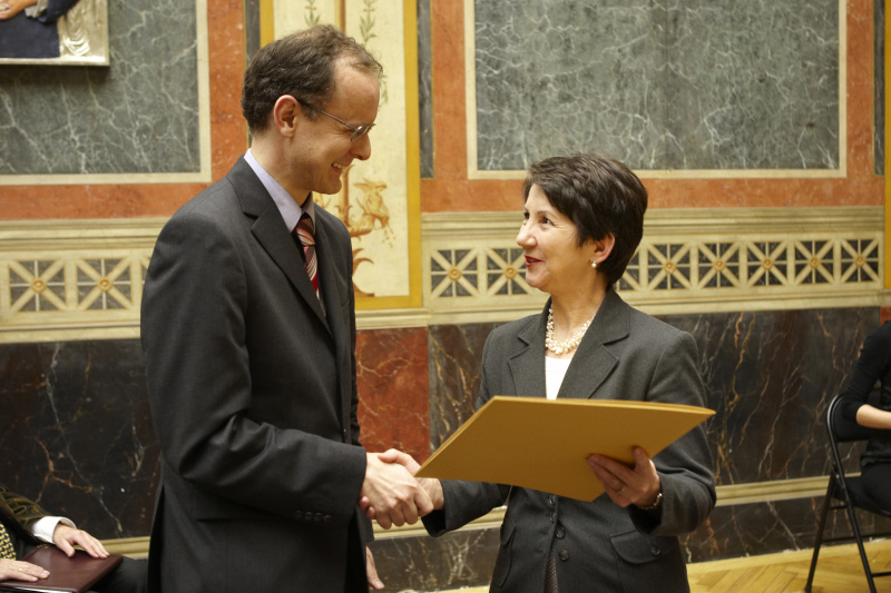 Ueberreichung des Wissenschaftspreises 2009 an MMag. DDr. Hubert Sickinger durch Nationalratspraesidentin Mag. Barbara Prammer