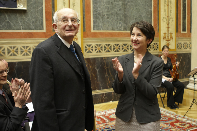 Ueberreichung der Urkunde an Univ.Prof.Dr.DDr.h.c. Gerald Stourzh durch Nationalratspraesidentin Mag. Barbara Prammer