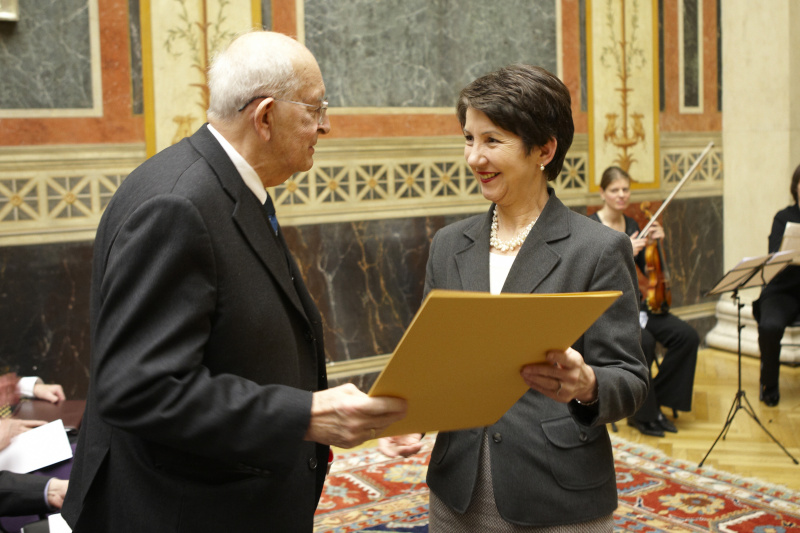 Ueberreichung  des Wissenschaftspreises 2009 an Univ.Prof.Dr.DDr.h.c. Gerald Stourzh durch Nationalratspraesidentin Mag. Barbara Prammer