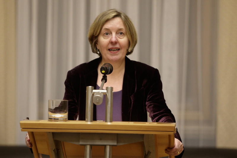 Univ.Prof. Dr. Sonja Puntscher-Riekmann am Rednerpult.