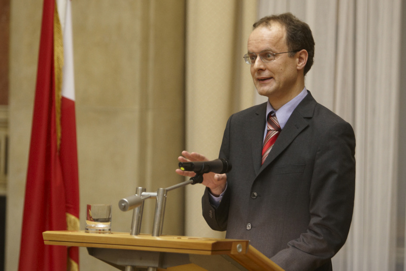 Wissenschaftspreisträger 2009 MMag. DDr. Hubert Sickinger am Rednerpult.