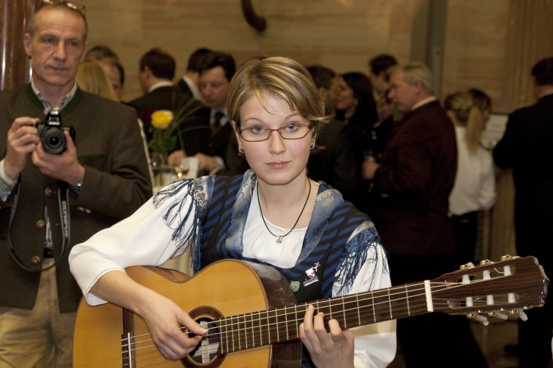 Gegendtaler Klarinettenmusik - Musikerin mit Gitarre