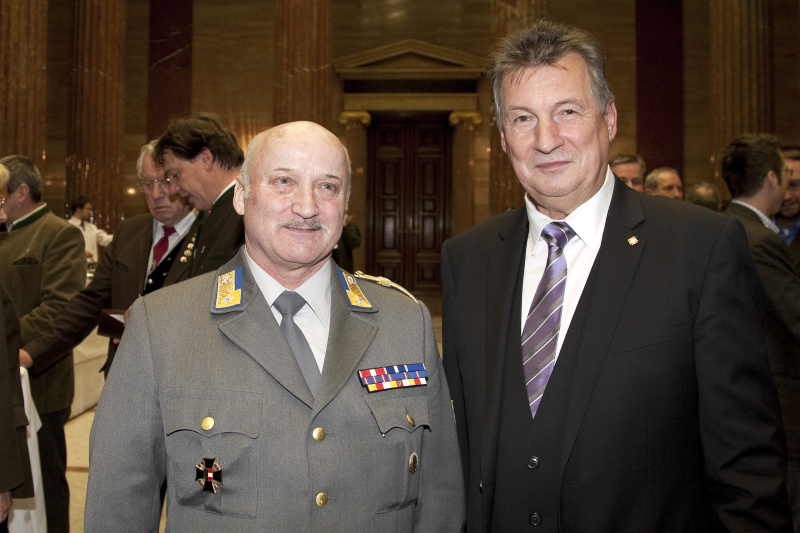 v.li. Veranstaltungsteilnehmer und  Komm.Rat Peter Mitterer - Praesident des Bundesrates