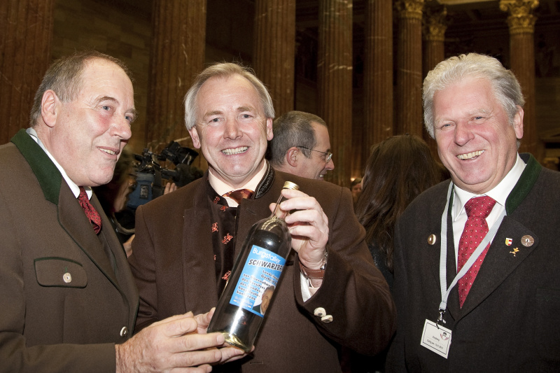 v.li. Veranstaltungsteilnehmer, Gerhard Doerfler - Landeshauptmann von Kaernten und ein weiterer Veranstaltungsteilnehmer