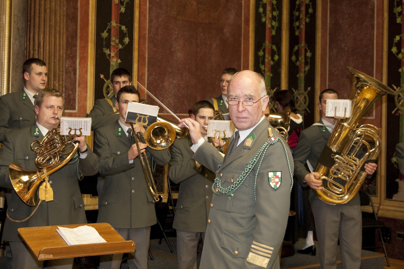 Ensemble der Militaermusik Kaernten mit Militärkapellmeister Oberst Prof. Sigismund Seidl