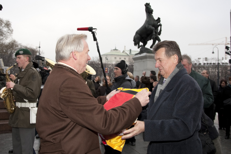 v.li. Komm.Rat Peter Mitterer - Praesident des Bundesrates und  Gerhard Doerfler - Landeshauptmann von Kaernten  mit der Fahne Kaerntens