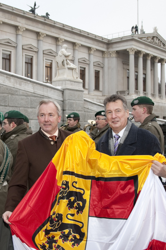 v.li. Komm.Rat Peter Mitterer - Praesident des Bundesrates und  Gerhard Doerfler - Landeshauptmann von Kaernten  mit der Fahne Kaerntens