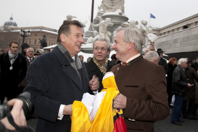 v.li. Komm.Rat Peter Mitterer - Praesident des Bundesrates und  Gerhard Doerfler - Landeshauptmann von Kaernten  mit der Fahne Kaerntens