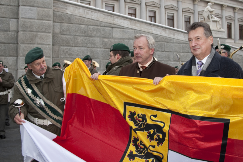 v.li. Dirigent der Militaermusikkapelle Kaernten , Gerhard Doerfler - Landeshauptmann von KaerntenKomm.Rat Peter Mitterer - Praesident des Bundesrates  mit der Fahne Kaerntens
