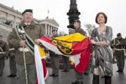 v.li.  Militärmusikkapelle Kärnten und Dr. Susanne Bachmann - Parlamentsdirektion - mit der Fahne Kärntens