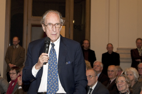 Dr. Wolfgang Schallenberg - Botschafter i.R. mit Mikrofon.