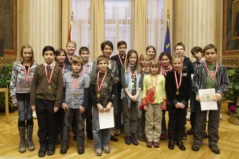 Gruppenbild mit den Demokratiewerkstattprofis und Nationalratspräsidentin Mag.a Barbara Prammer (8.v.li.)