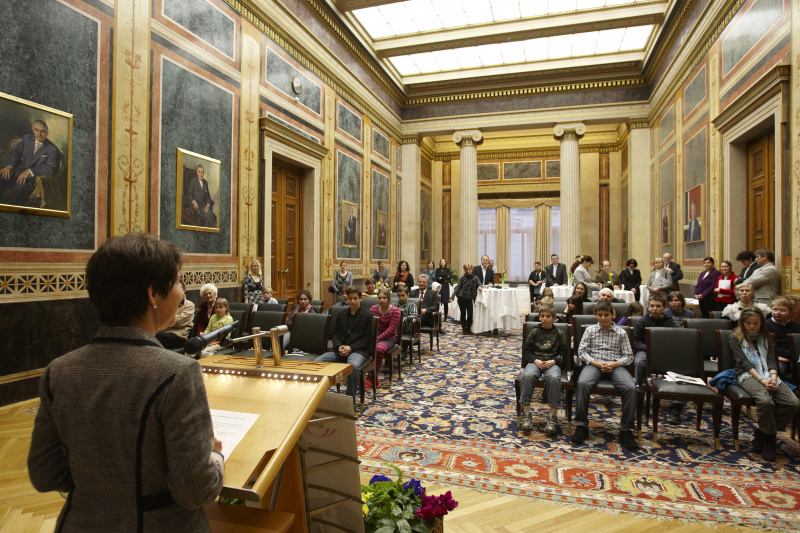 Nationalratspräsidentin Mag.a Barbara Prammer ehrt die Demokratiewerkstatt Profis