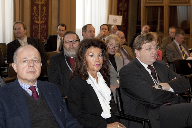 v.li. Univ. Prof. Dr. Dr. h.c. Clemens Jabloner - Präsident des Verwaltungsgerichtshofes, Dr. Brigitte Bierlein - Vizepräsidentin des Verwaltungsgerichtshofes und Veranstaltungsteilnehmer